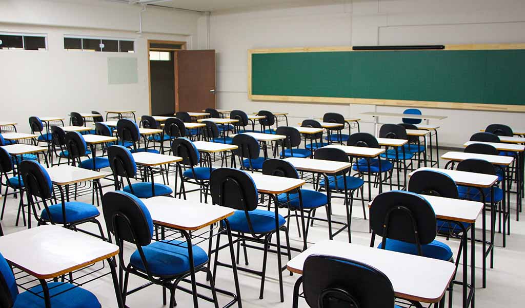 mesas e cadeiras em uma sala de escola